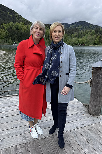 Andrea Wecke (Gmund Büttenpapierfabrik), Dr. Sabrina Betz (Das Tagernsee) beim "Ladies Brunch" an den Tegernsee am 7. Mai 2024 (©Foto: Martin Schmitz)